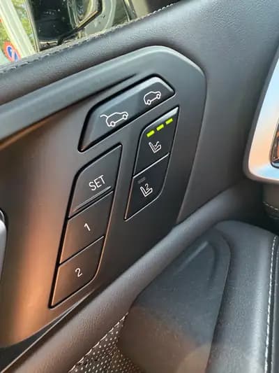 BMW X6M Steptronic - 600 ch de performance brute — Miniature 10