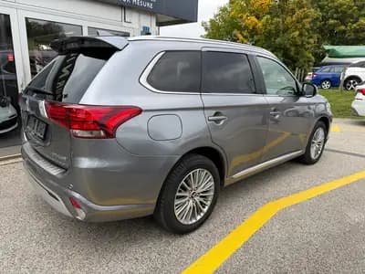 Mitsubishi Outlander PHEV 2018 – SUV hybride rechargeable 4WD à motorisation écologique — arrière