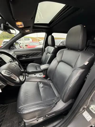 Mitsubishi Outlander PHEV 2018 – SUV hybride rechargeable 4WD à motorisation écologique — tableau de bord