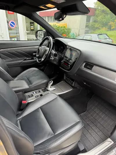 Mitsubishi Outlander PHEV 2018 – SUV hybride rechargeable 4WD à motorisation écologique — intérieur