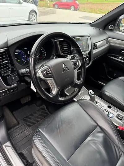 Mitsubishi Outlander PHEV 2018 – SUV hybride rechargeable 4WD à motorisation écologique — détail