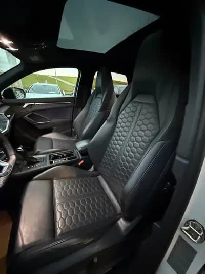 Audi RS Q3 Sportback - Performance sportive et élégance blanche — détail