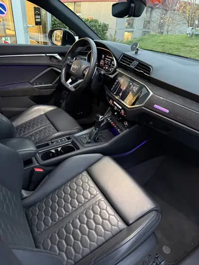 Audi RS Q3 Sportback - Performance sportive et élégance blanche — intérieur