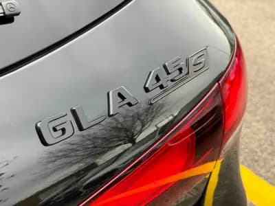 Mercedes-AMG GLA 45 S 4Matic+ : Performance compacte et prestige allemand — arrière
