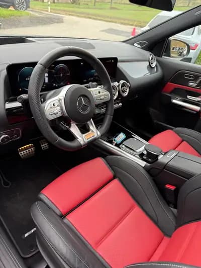 Mercedes-AMG GLA 45 S 4Matic+ : Performance compacte et prestige allemand — Miniature 9