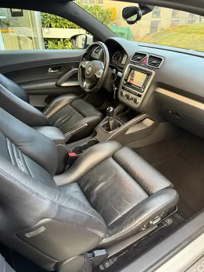 VW Scirocco 2.0 TSI – Le coupé sportif au tempérament affirmé — intérieur