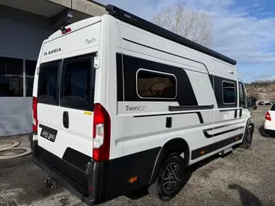 Fiat Adria Tein Plus 640 - Camping-car autonome avec panneaux solaires — intérieur