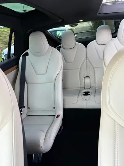 Tesla Model X Maximale Autonomie - SUV électrique haute performance 562 ch — intérieur