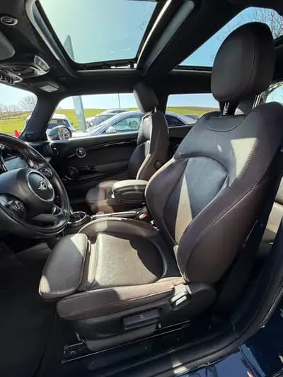 MINI Cooper JCW Steptronic – Sportive et Raffinée — intérieur