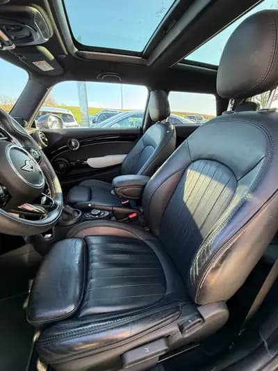 MINI Cooper S Steptronic – Dynamique et économe à la fois — intérieur