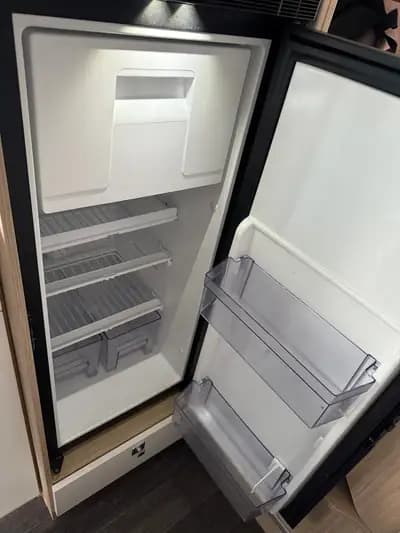 Mercedes-Benz Sprinter Microlinner Yucon 2024 — Camping-car intégral, très faible kilométrage — Miniature 13