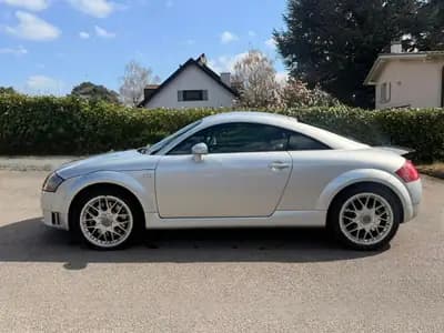 Audi TT Coupé 3.2 quattro — Sportive iconique, 250 ch et transmission automatique — intérieur