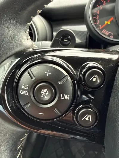 MINI Cooper S Steptronic – Sportivité et élégance urbaine garanties — Miniature 11